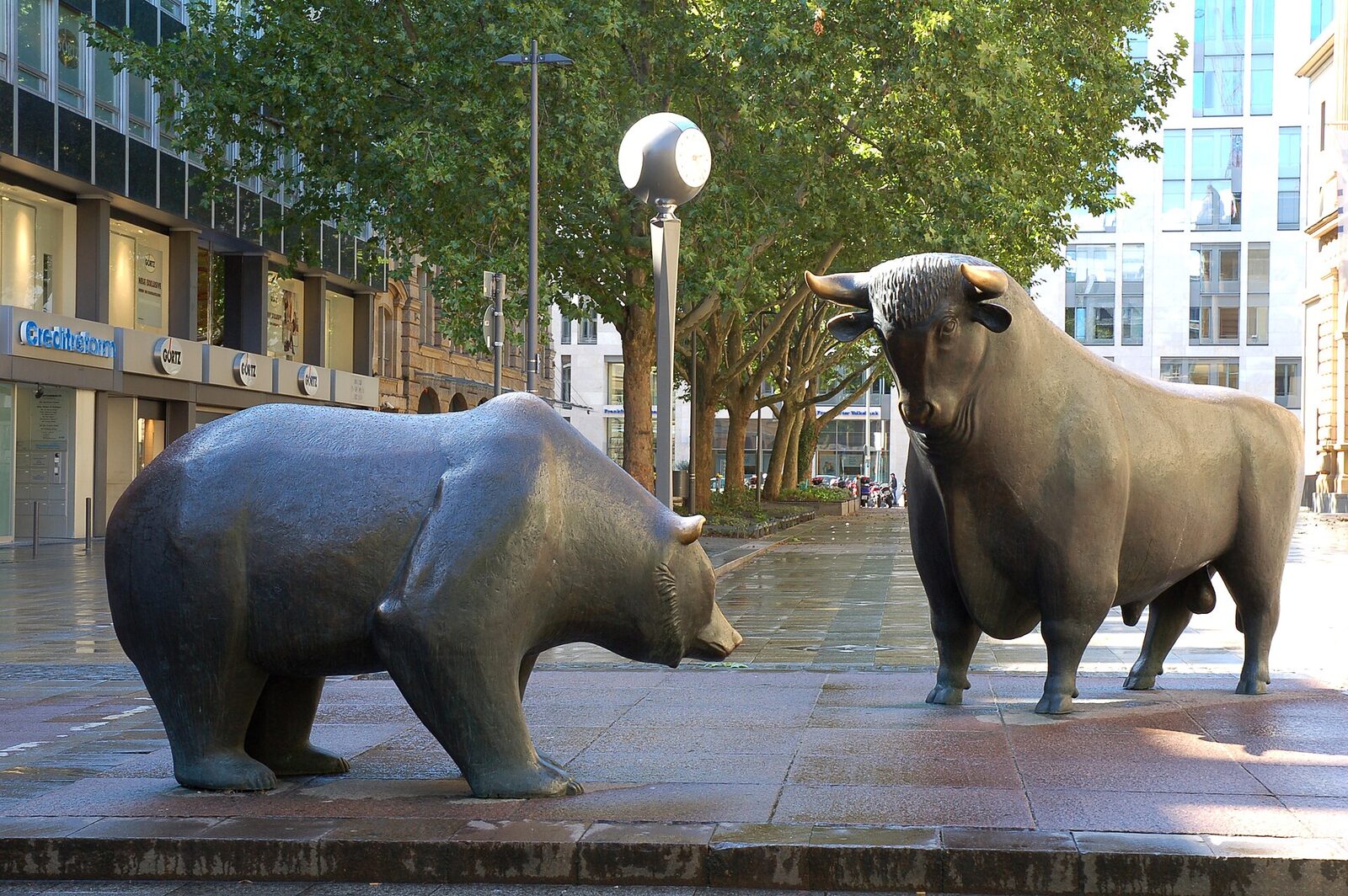 Bull and bear sculptures in front of the Frankfurt Stock Exchange